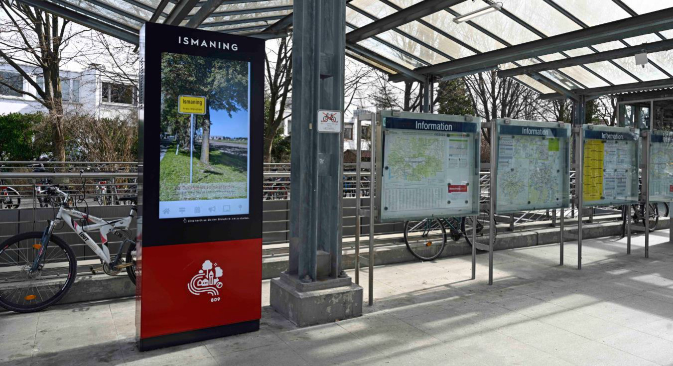 Wissen, was Ismaning bewegt: die Digital-Stele am S-Bahnhof informiert